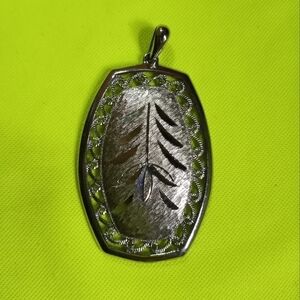 Silvertone diamond cut leaf 🍃 pattern pendant 2 inch long x 1 1/2 inch wide